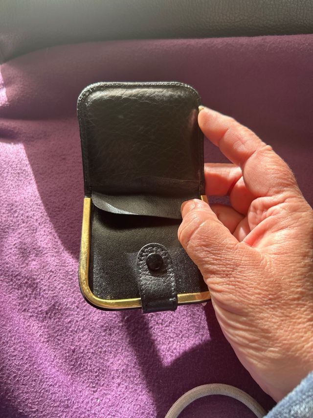 Monedero cro. Borde metal y piel vintage