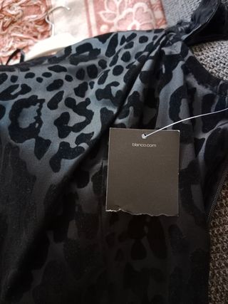 Vestido corto aterciopelado.