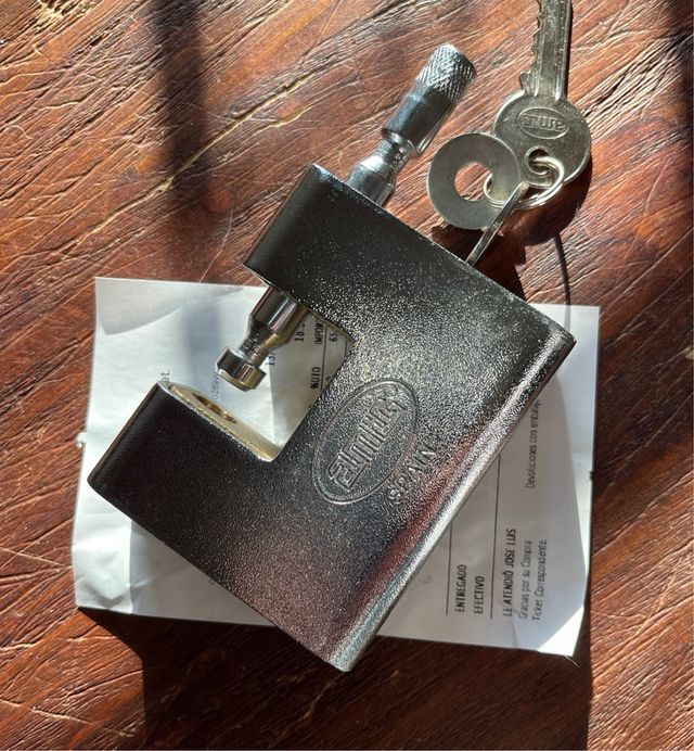 Candado de acero alta seguridad (NUEVO 67€)