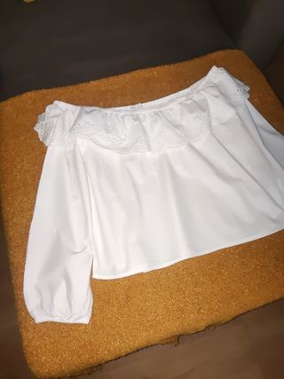 Camisa blanca OYSHO con calados 