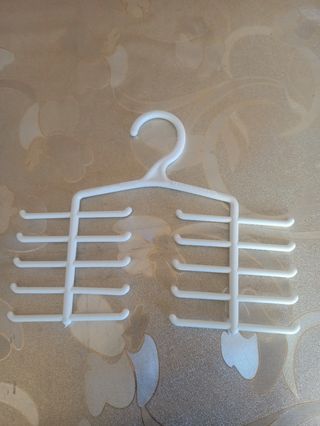 5 elegantes corbatas y un corbatero 
Corbatas Eleg