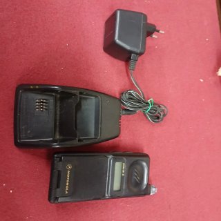 Teléfono antiguo motorola,con cargador.
