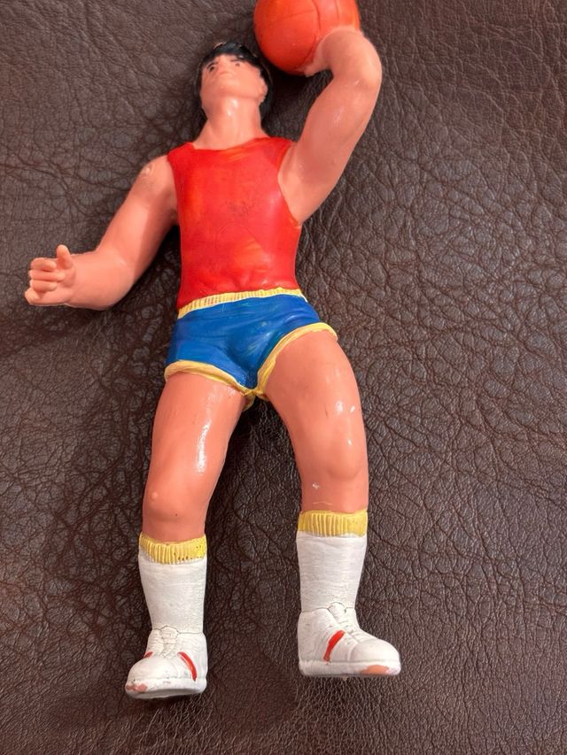 Dos figuras de PVC baloncesto años 80