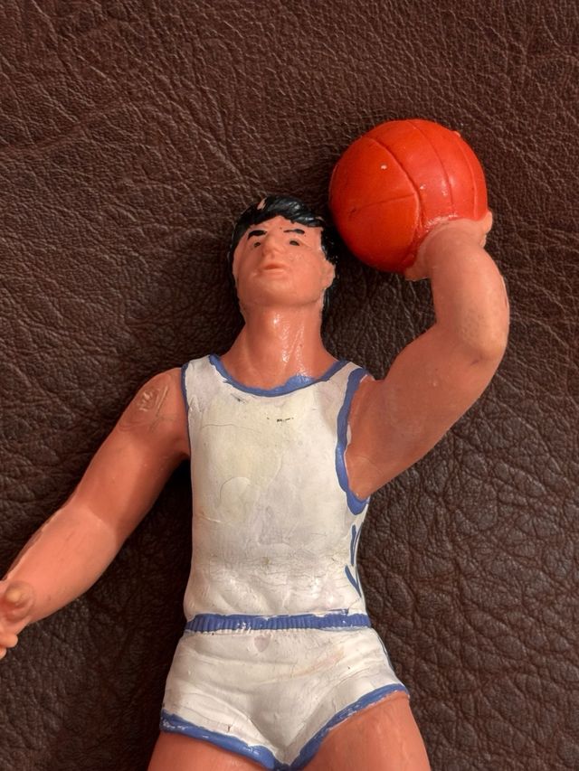 Dos figuras de PVC baloncesto años 80
