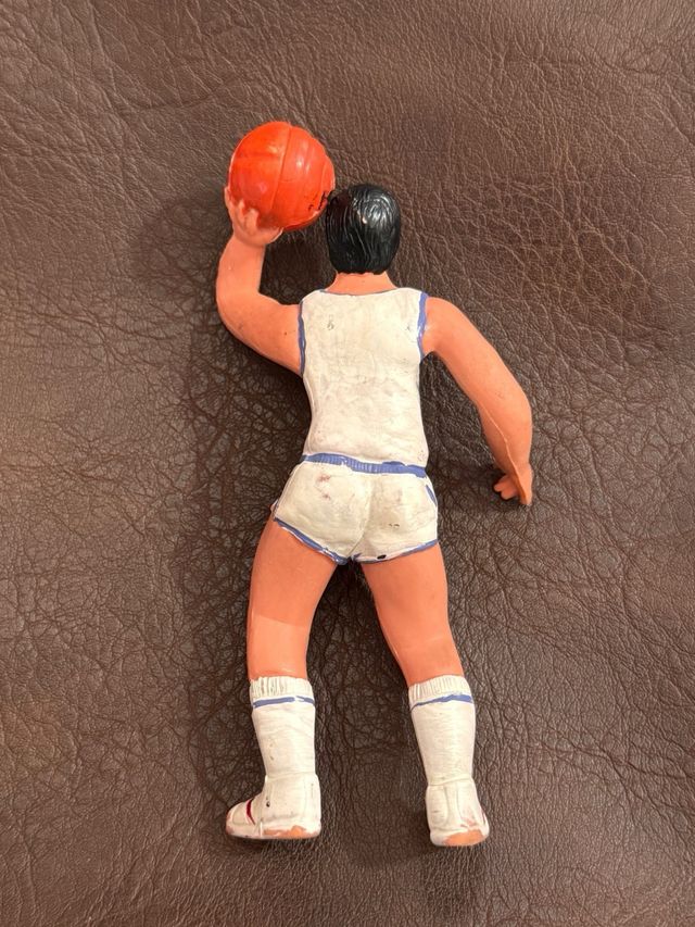 Dos figuras de PVC baloncesto años 80
