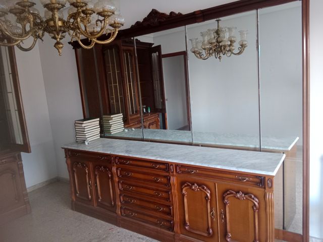 Muebles de madera bueno, espejo y lampar