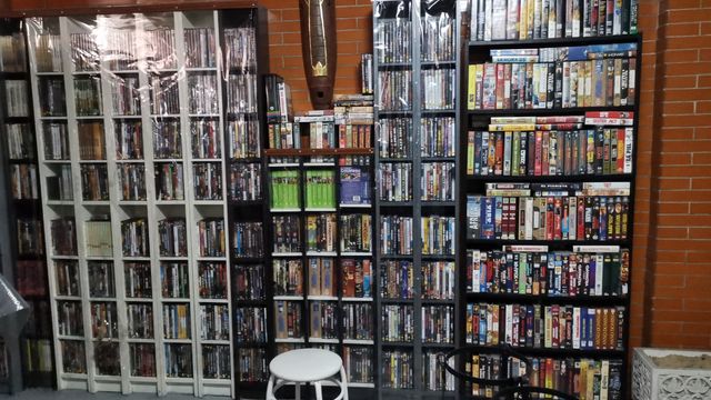 Estanterías con pelis VHS y dvds