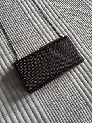 Bolso clutch Parfois negro metálico