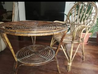 Mesa y dos sillones de caña