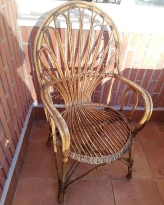 Mesa y dos sillones de caña