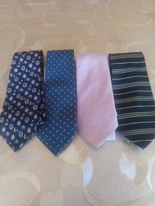 4 corbatas y 2 corbateros 