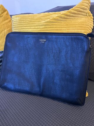 Funda ordenador guess 15’
