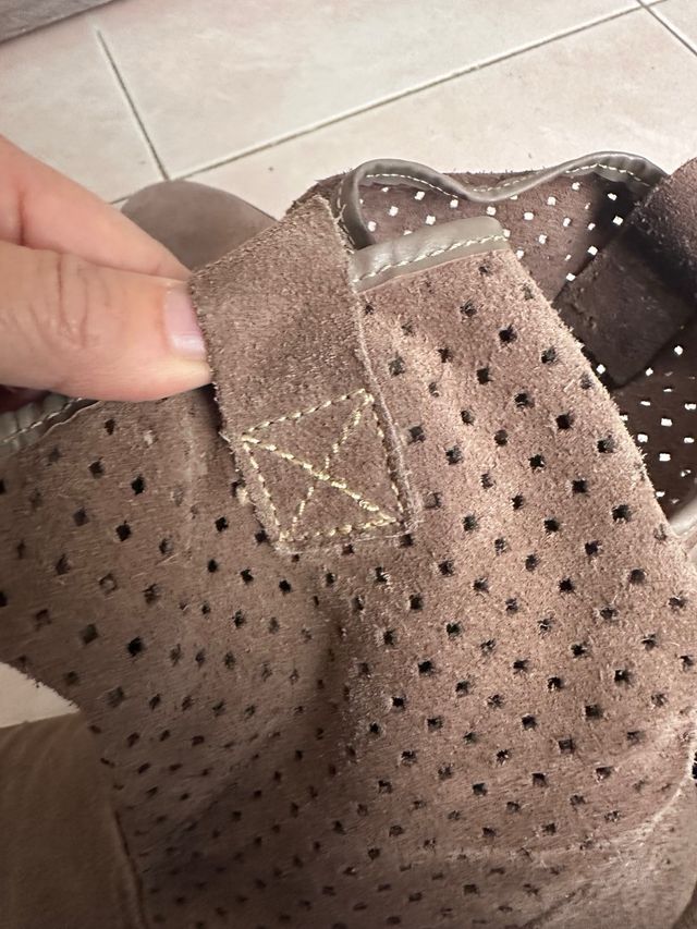 Stivaletti primaverili traforati color tortora