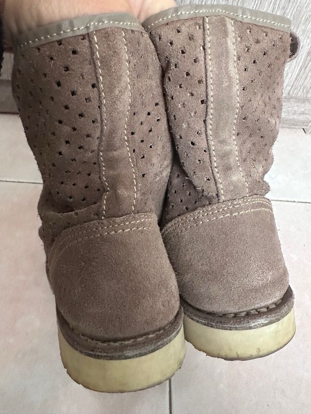 Stivaletti primaverili traforati color tortora