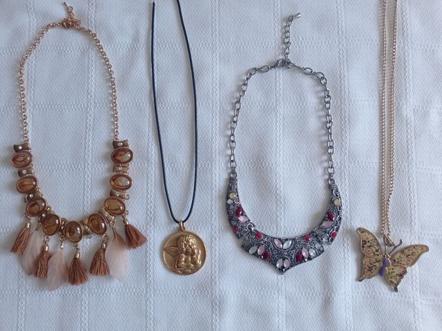 Lote de gargantillas y colgantes.