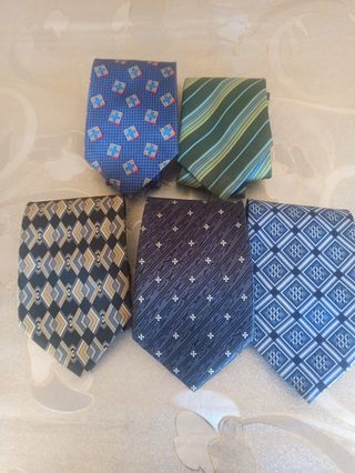  5 elegantes corbatas y 1 corbatero 