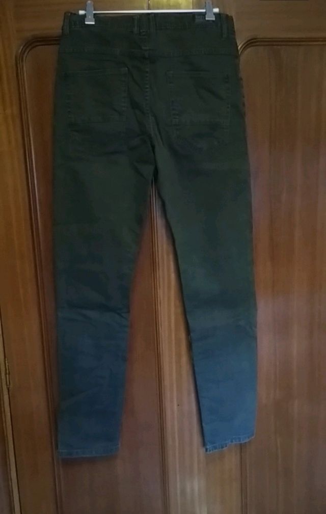 Pantalón ajustado negro