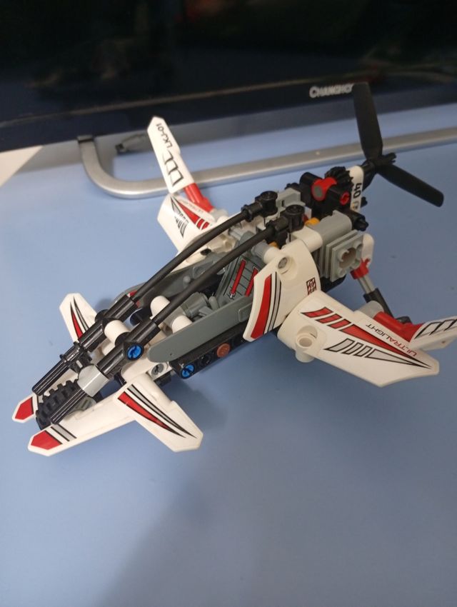 Lego Technic elicottero 42057
