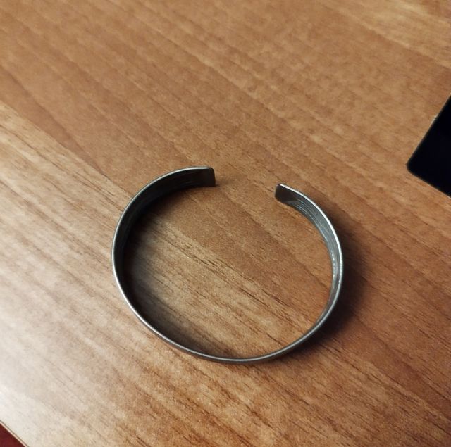 Pulsera abierta ajustable