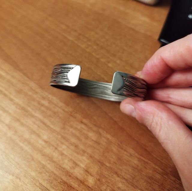 Pulsera abierta ajustable