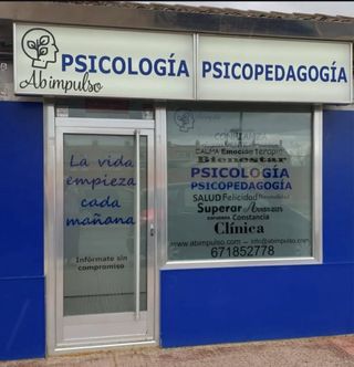 Carteles y vinilos en local
