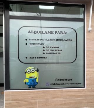 Carteles y vinilos en local