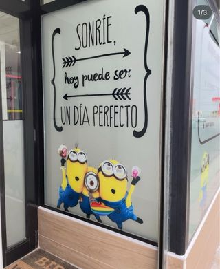 Carteles y vinilos en local