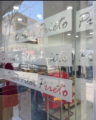 Carteles y vinilos en local