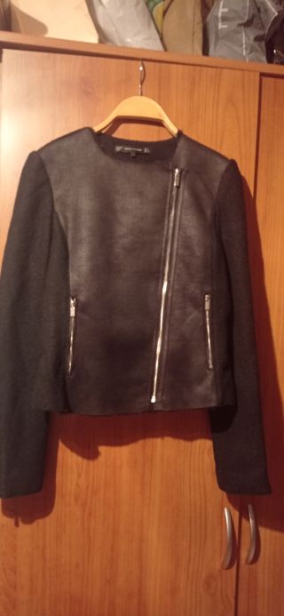 Bonita chaqueta negra de Zara
