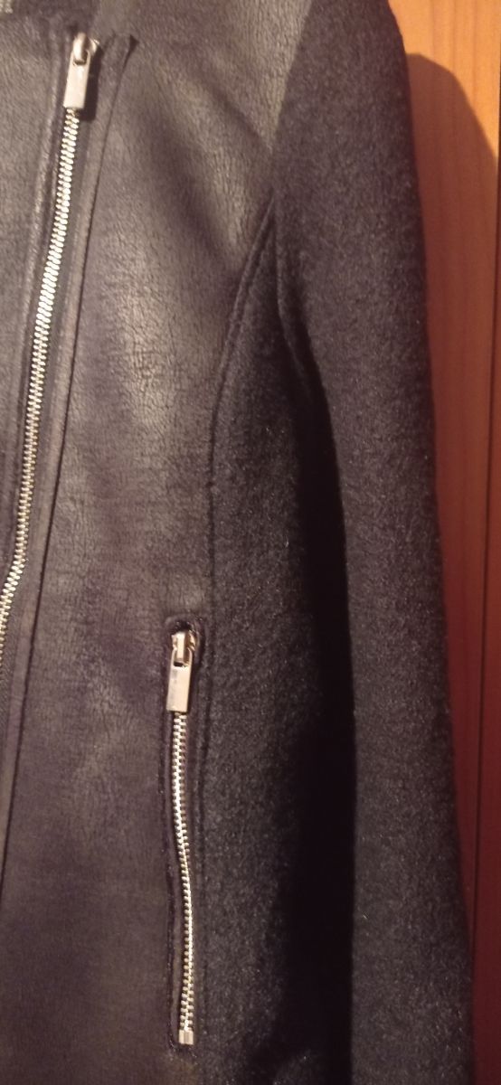 Bonita chaqueta negra de Zara