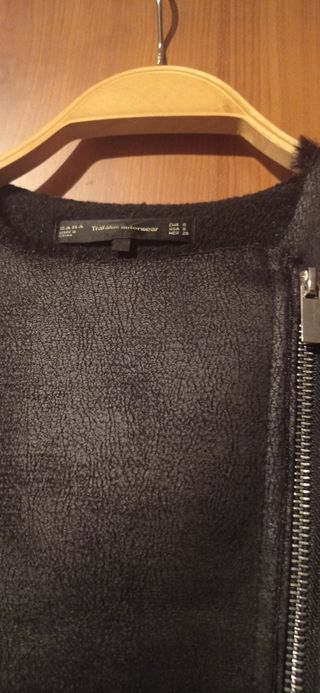 Bonita chaqueta negra de Zara