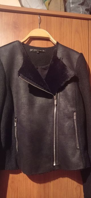 Bonita chaqueta negra de Zara