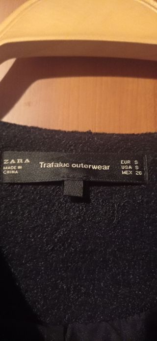 Bonita chaqueta negra de Zara