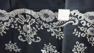 Mantilla plateada sobre tul negro, rect