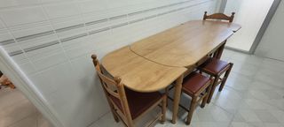 Mesa con sillas y bancos