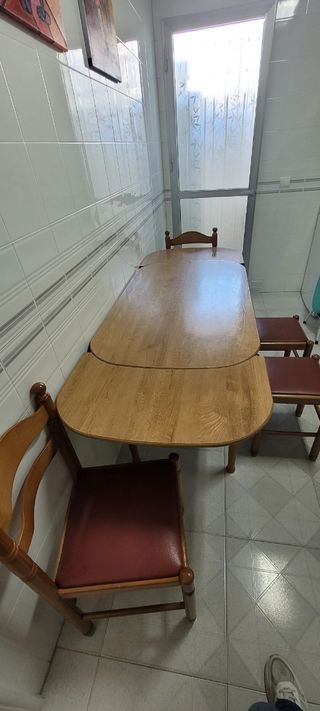 Mesa con sillas y bancos