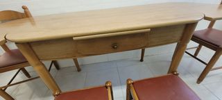 Mesa con sillas y bancos