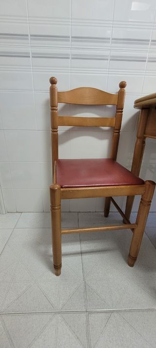 Mesa con sillas y bancos