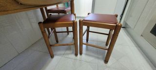 Mesa con sillas y bancos