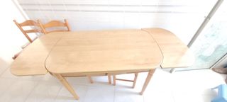 Mesa con sillas y bancos