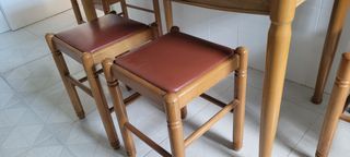 Mesa con sillas y bancos