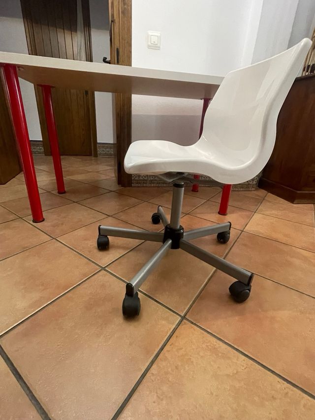 2 Estanterias rojas y escritorio con silla