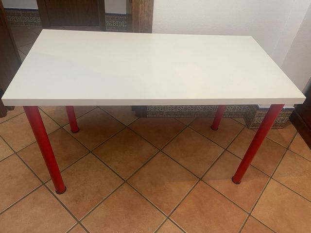 2 Estanterias rojas y escritorio con silla