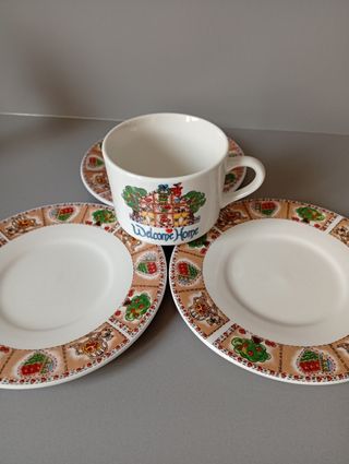Platos y taza de porcelana inglesa.