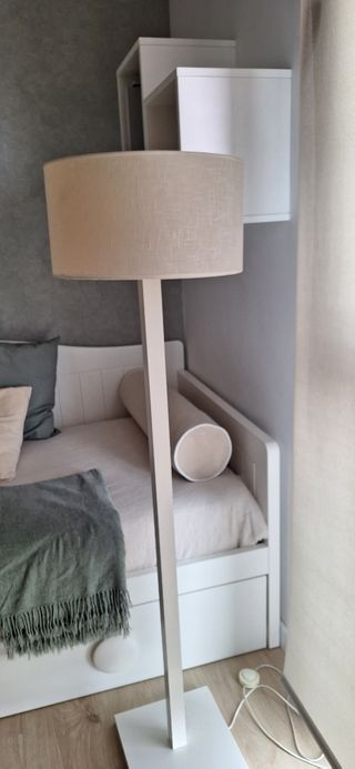 Lámpara de pie blanca