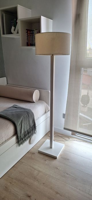 Lámpara de pie blanca
