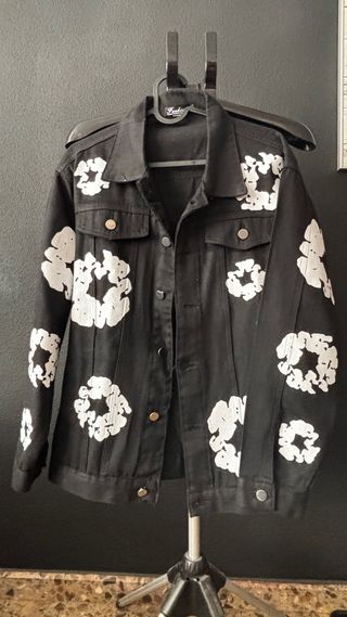 Chaqueta y pantalón vaqueros.