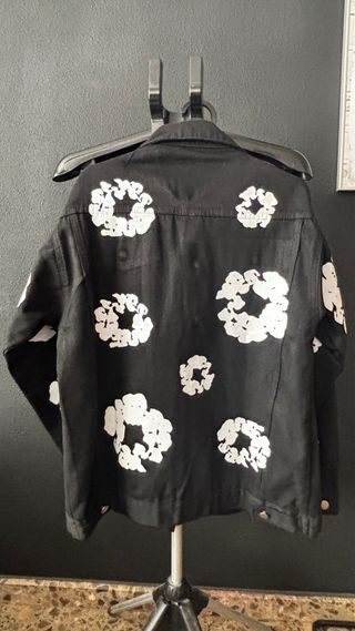 Chaqueta y pantalón vaqueros.