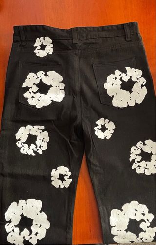 Chaqueta y pantalón vaqueros.