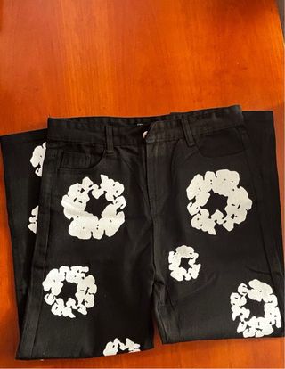 Chaqueta y pantalón vaqueros.